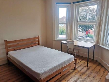 Bedroom House In Bournemouth, BH9 - Photo 4