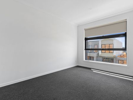 Prime Location - 5 Bedroom, Two-Storey Townhouse in Orchard Estate - Photo 4