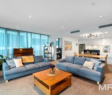 Spacious sun-drenched and furnished - Photo 2
