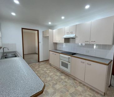 NEAT AND TIDY 4 BEDDER IN LAKESIDE! - Photo 4