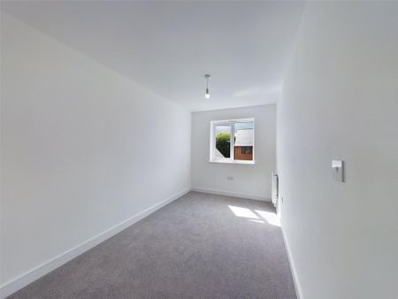 4 bedroom detached house to rent - Photo 3
