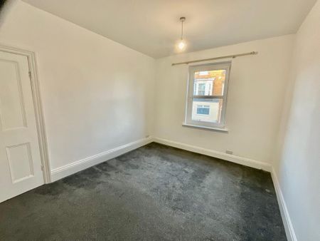 4 bedroom end of terrace house to rent - Photo 3