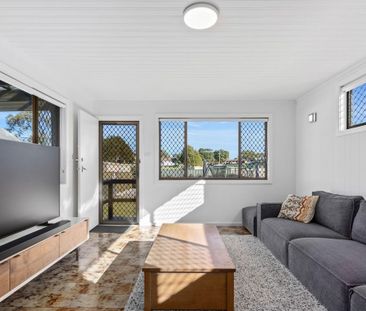 Beautifully maintained home with in-ground swimming pool! - Photo 1