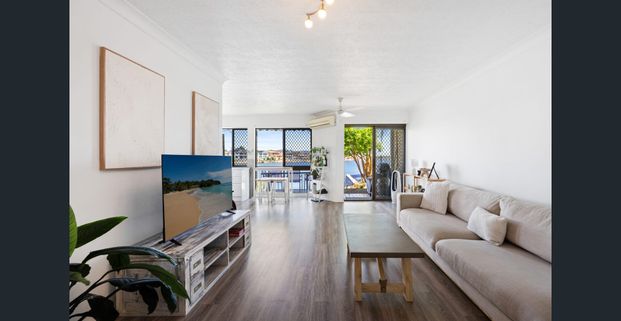 Waterfront ease in prime position - Photo 1