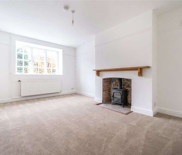 An attractive three bedroom period house in an exclusive setting in... - Photo 4