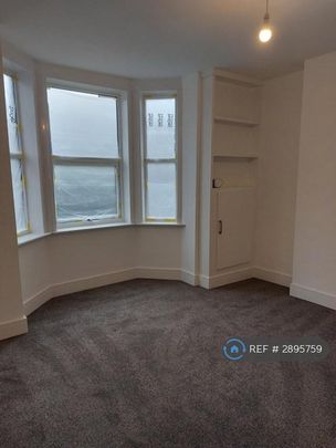 4 bedroom end of terrace house to rent - Photo 1