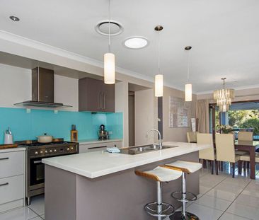 LARGE 4 BEDROOM FAMILY HOME WITH MEDIA ROOM, POOL AND SOLAR! - Photo 6