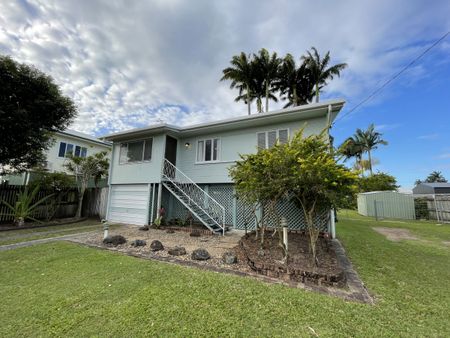 Highset home with large yard - Photo 4