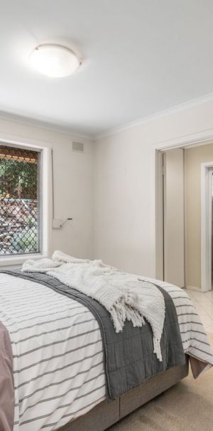 Ideal family home with both city & costal views and sparkling swimming pool - Photo 1