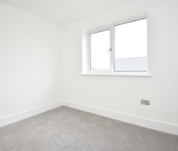 4 bedroom semi-detached house to rent - Photo 5
