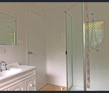 🏡 Lovely Family Home in Leafy Street - Photo 6