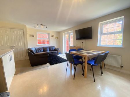 5 bedroom detached house to rent - Photo 2