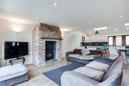 4 bedroom detached house to rent - Photo 3