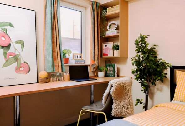 Medium Ensuite: Three Bed Flat - Photo 1