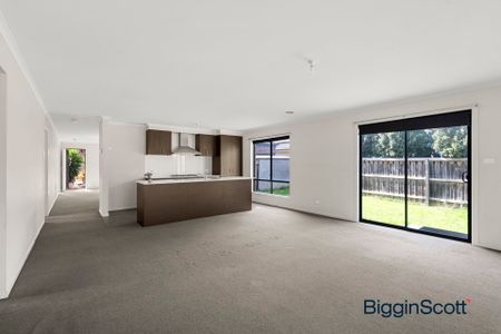 FAMILY HOME WITH MULTIPLE LIVING AREARS!!! - Photo 4