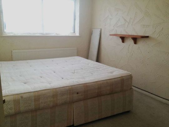 Price £1,650 pcm - Available Now - Part Furnished - Photo 1