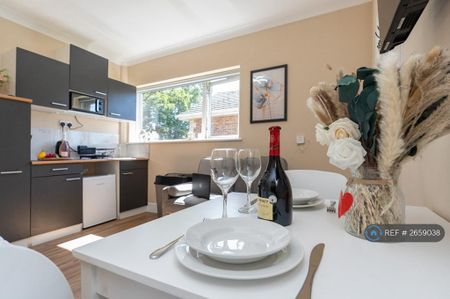 Studio to rent - Photo 5