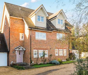 A stylish and contemporary family home in a sought-after location - Photo 4