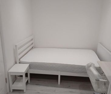 3 bedroom private hall to rent - Photo 1