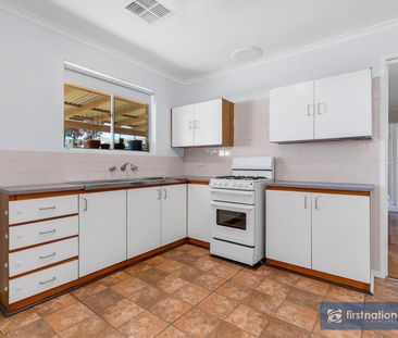 TIDY 3 BEDROOM HOME WITH LARGE GARAGE - Photo 5