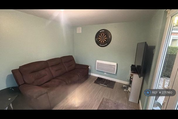 6 bedroom semi-detached house to rent - Photo 1