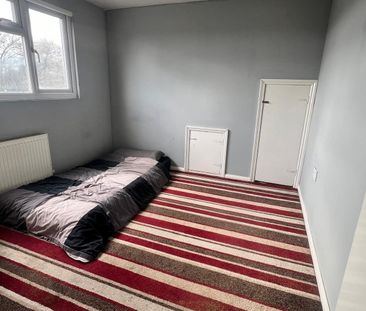 5 Bed Detached House, Linden Road, LU4 - Photo 3