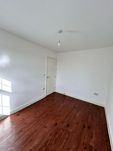 4 bedroom end of terrace house to rent - Photo 4