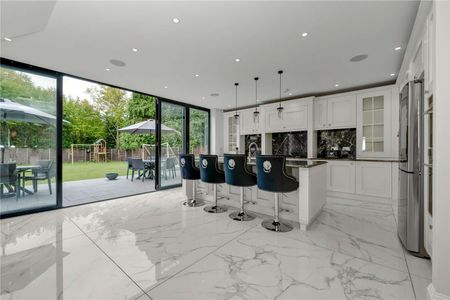 Contemporary executive home available furnished or unfurnished in a central position of the most sought after borough of Elmbridge. - Photo 4