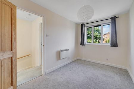 End of Terrace House To Let - Photo 5
