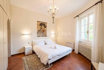 Elegante villa con giardino a due passi dal mare