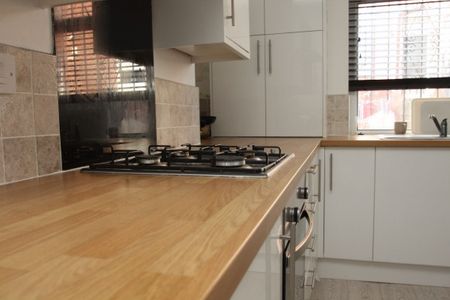 5 Bed - Glossop Street, Woodhouse , Leeds - Photo 4