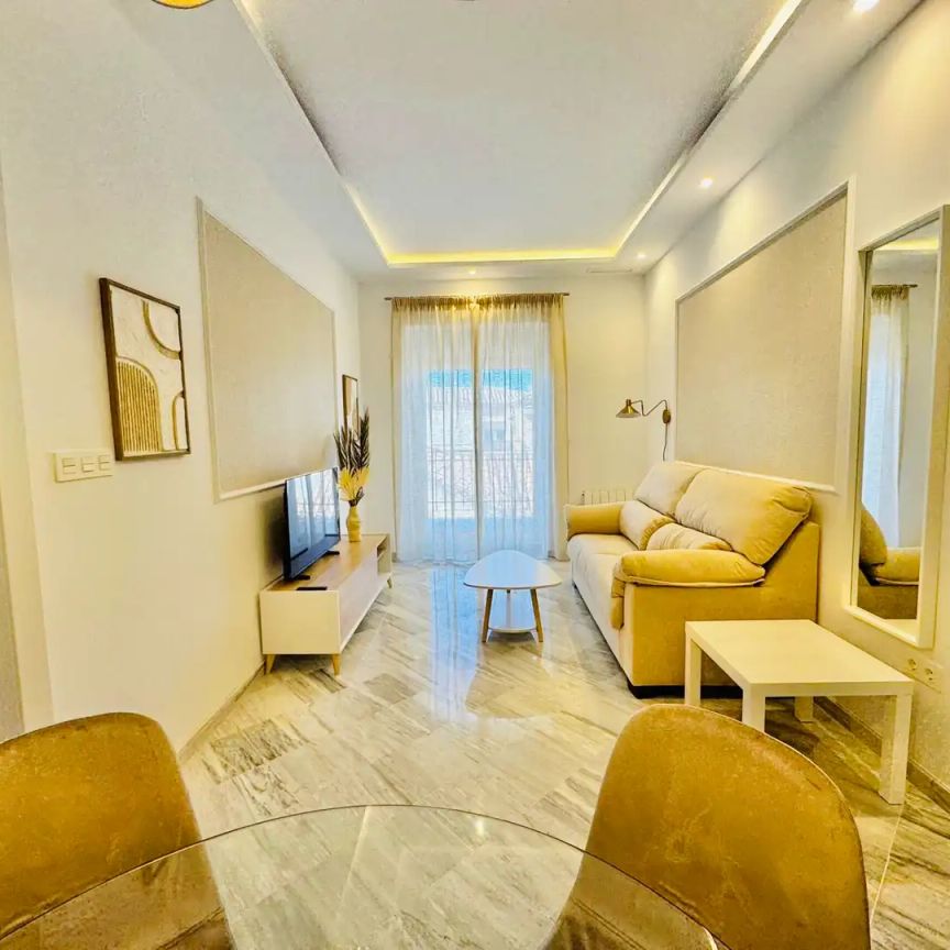 Apartamento de alquiler en Calle Gran Vía de Colón, Centro - Sagrario - Foto 1