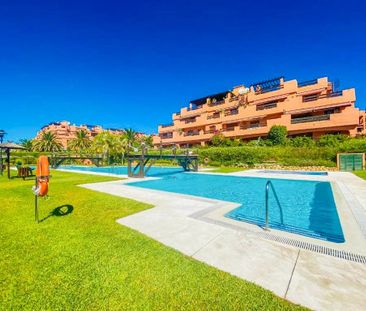 3 room luxury penthouse for rent in Estepona, Andalusia - Photo 2