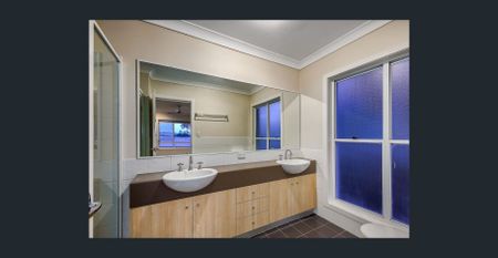 LARGE CONTEMPORARY HOME WITH POOL - Photo 2