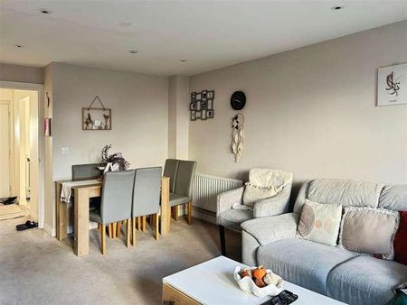 Eltham Avenue, Cippenham, SL1 - Photo 3