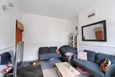 4 bedroom end of terrace house to rent - Photo 2