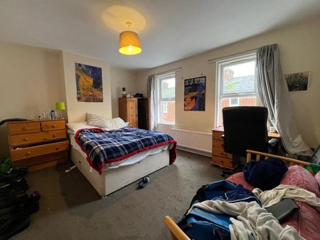 4 bedroom end of terrace house to rent - Photo 2