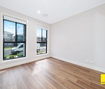 Beautiful & Spacious House Close to Amenities - Photo 2