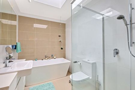 Townhouse Style One Bedroom in Whisper Quiet Street + Secure Parking - Photo 5