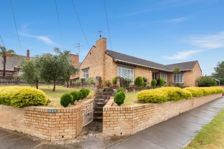 574 Waverley Road, - Photo 3