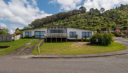 Spacious with lovely views - Photo 3