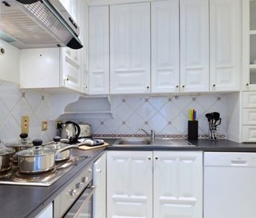 Two Bedroom Flat to rent in London - Photo 5