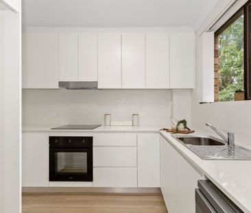 SPACIOUS & FRESHLY RENOVATED APARTMENT IN EXCELLENT LOCATION - Photo 3