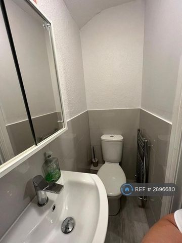 1 bedroom in a flat share to rent - Photo 4
