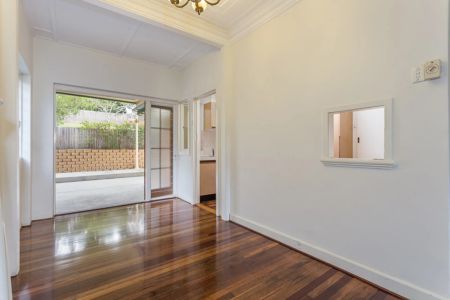 32 Kanumbra Street, Coorparoo. - Photo 5