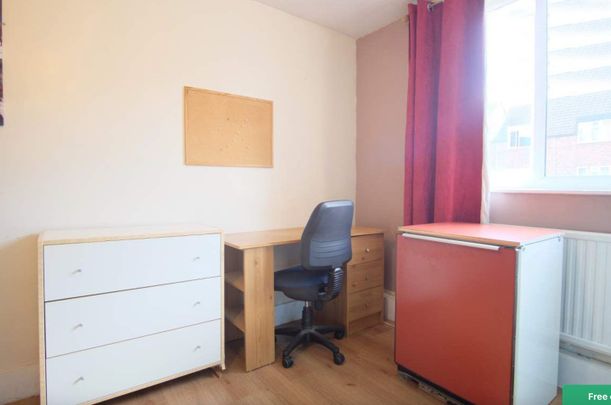 Room in a Shared House, Mcdermott Close, SW11 - Photo 1