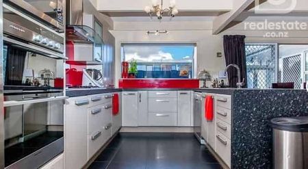 Family Home - Photo 2