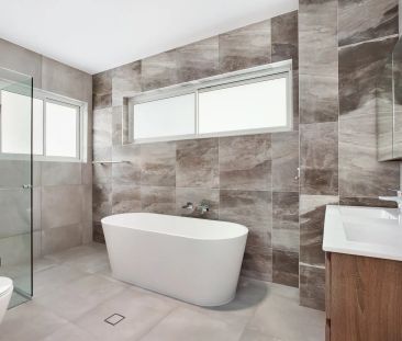 Stunning Family Home with Versatile Floorplan - Photo 2