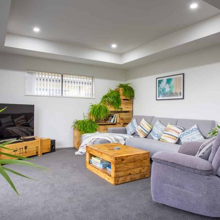 IMMACULATE FULLY FURNISHED SPACIOUS FAMILY HOME! - Photo 3