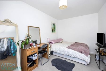 4 bedroom semi-detached house to rent - Photo 3